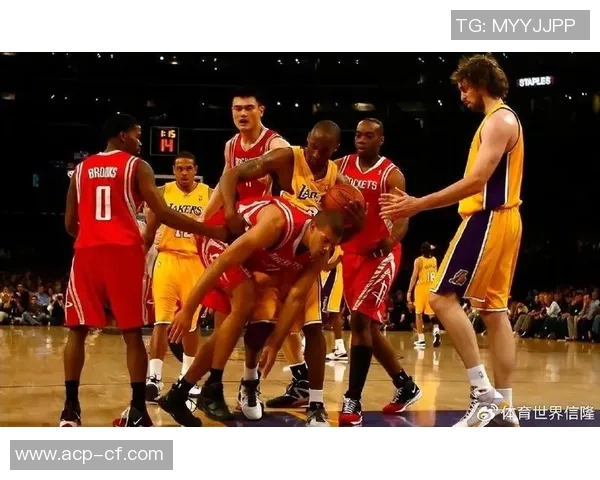 姚明与巴蒂尔激情击掌瞬间重温篮球友谊与团结的力量